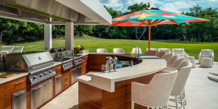 14 Outdoor Kitchen Ideas with Bar for Every Backyard