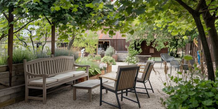 15 Farmhouse Backyard Seating Area Ideas to Elevate Your Outdoor Living